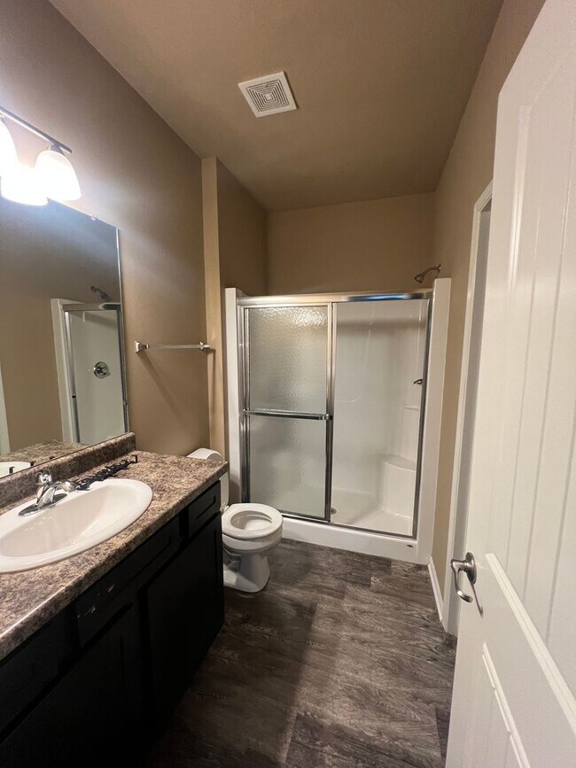 Building Photo - 1/2 month off moving special if move in prior to 03/15/2026 - Beautiful 3 bed 2 bath house w 2 ca...