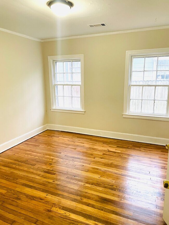 Building Photo - ** 3 bed 1 bath located close to Jackson Hospital ** Call our self showing number to schedule a t...