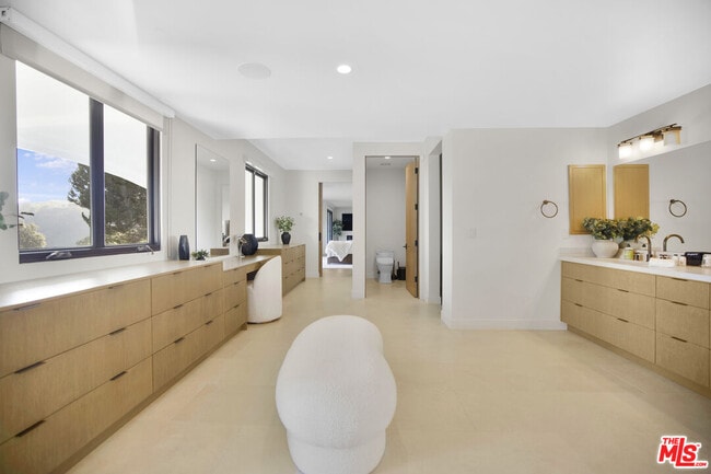 Building Photo - 7212 Mulholland Dr