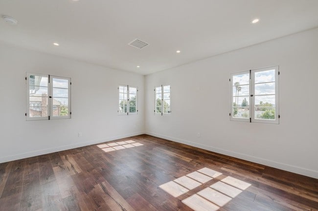 Upstairs master with tons of natural light - 5257 S San Vicente Blvd