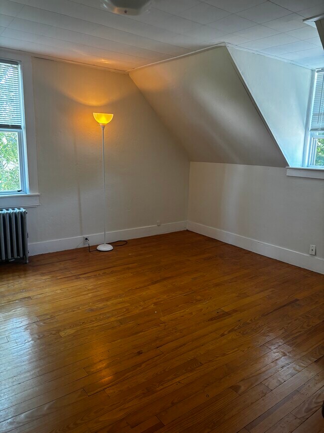 Building Photo - 15 Maple St