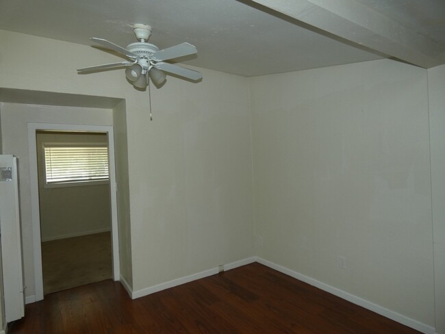 Building Photo - Private In-law unit close to downtown!
