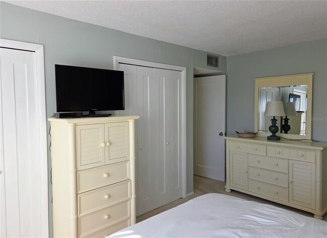 Building Photo - 4650 Cove Cir