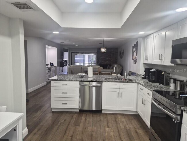 Building Photo - 1055 Kensington Park Dr