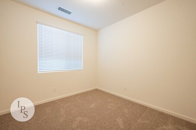 Building Photo - Newer East Clovis Home, 4BR/2BA, with Sola...