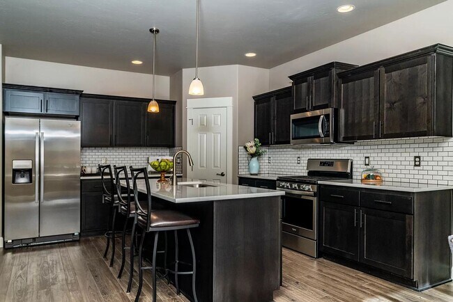 Building Photo - Gorgeous home in SE Bend with pool access ...