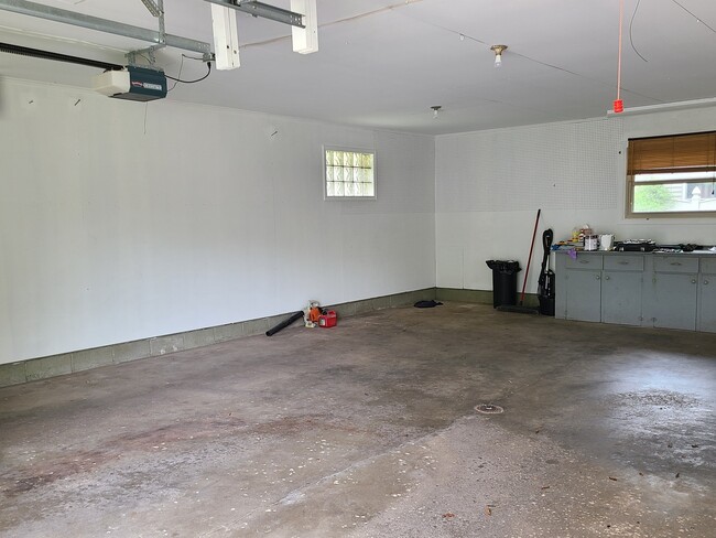 Building Photo - 403 Oak St
