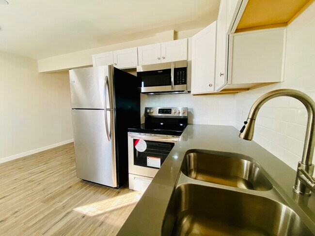 Building Photo - Newly Renovated Spacious 1 Bedroom with Vi...