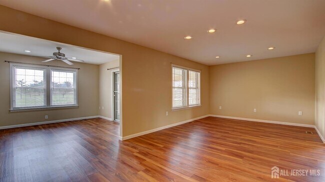 Building Photo - 18B Thomas Paine Dr