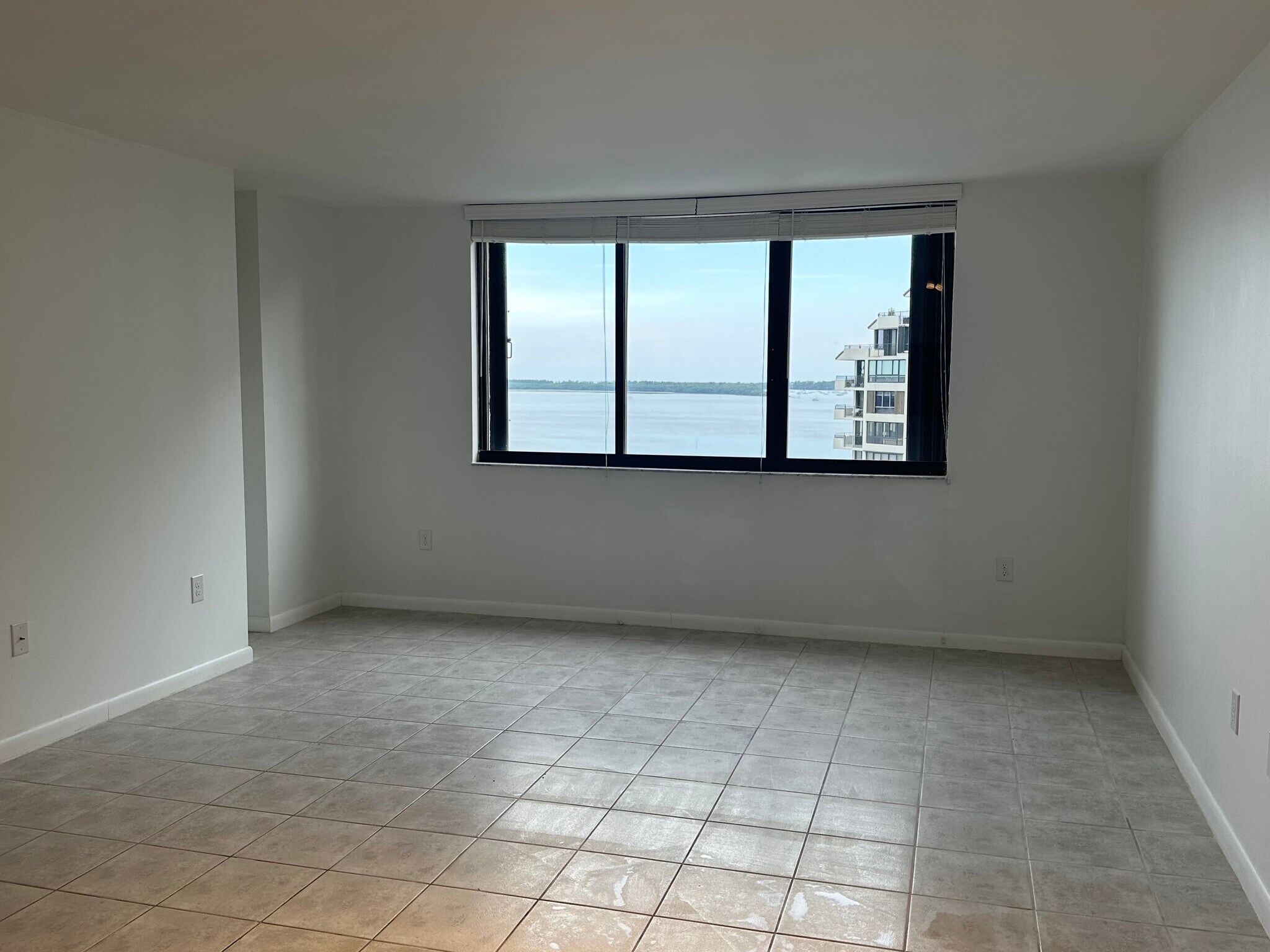 Building Photo - 540 Brickell Key Dr
