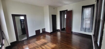 Building Photo - 1 Bedroom Apartment