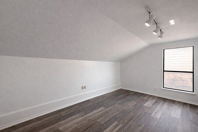 Building Photo - 2416 Birkdale Ln