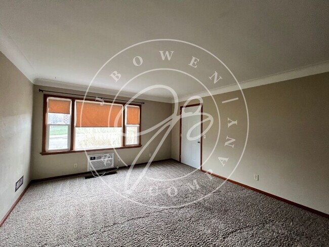 Building Photo - "Spacious & Inviting 2-Bedroom apartment i...