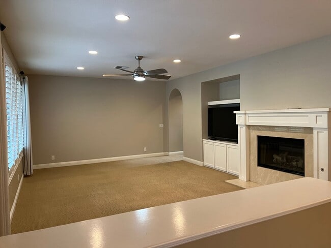 Building Photo - Beautiful, Expansive Paseo Del Sol Pool Home for Rent