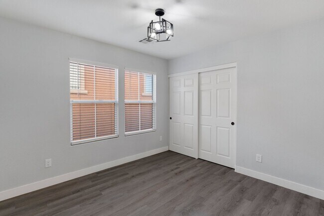 Building Photo - 6924 Ghost Ranch Ave