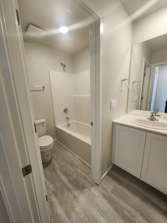 Building Photo - Brand New Construction! 4 bed/2.5 ba Townh...