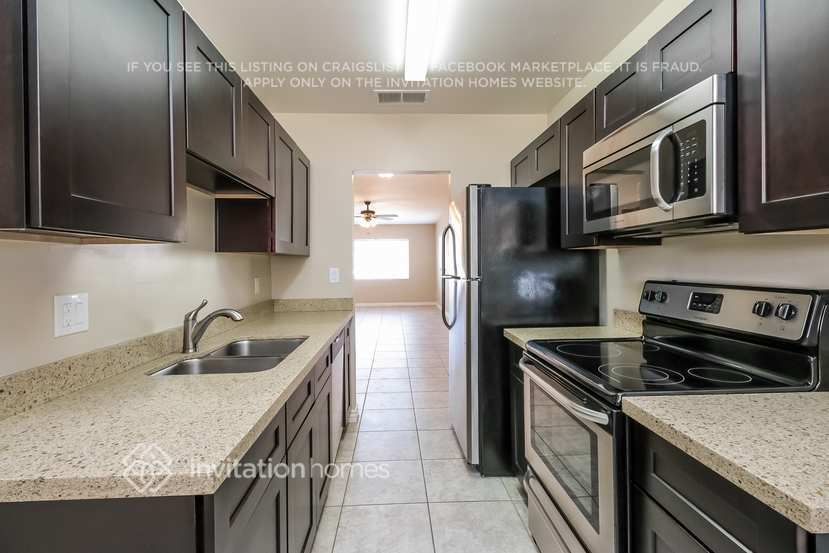 Building Photo - 1649 E 1st St