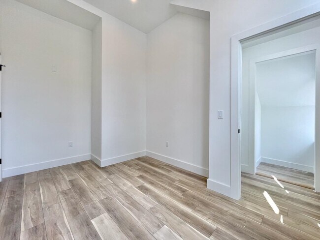 Building Photo - 375 Monmouth St