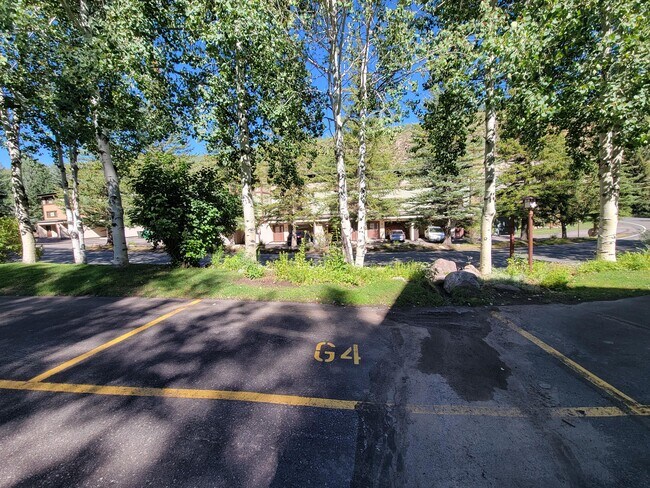 Building Photo - 2540 Kinnikinnick Rd