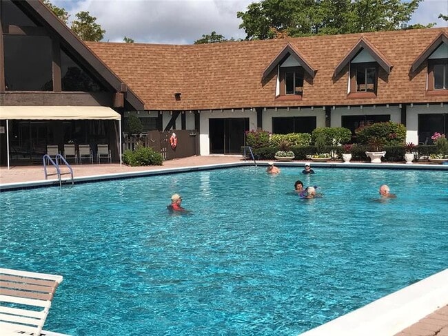 Building Photo - 3740 Inverrary Dr