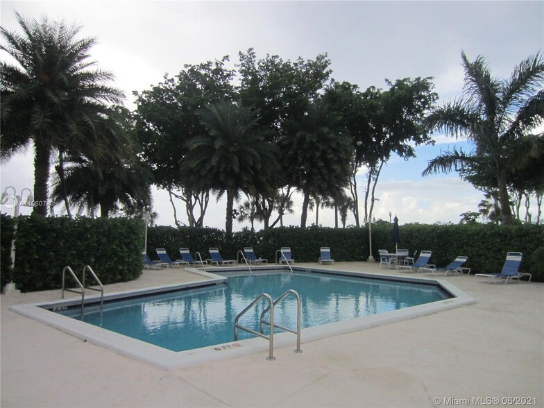 Building Photo - 1420 Brickell Bay Dr