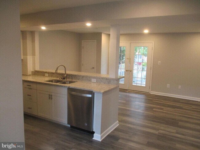 Building Photo - 114 La Grange Ave