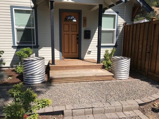 Building Photo - 3 Bedroom 2 bath home Whiteaker home near parks