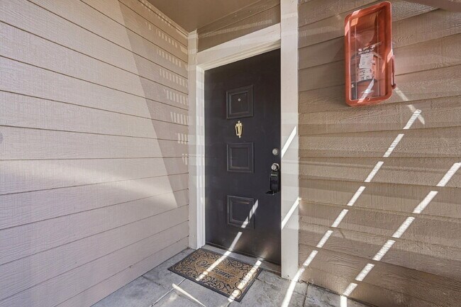 Building Photo - $1,540.95- 2 Bed, 2 Bath Updated Condo in Denver with In Unit Laundry and Community Amenities!