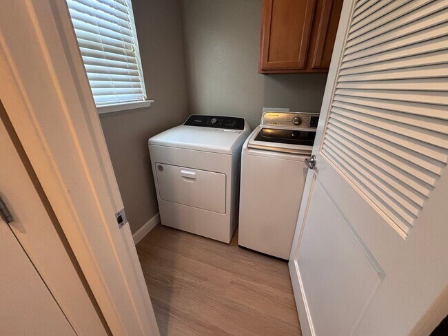 Building Photo - Willow Glen- Beautiful corner unit townhome with a private backyard