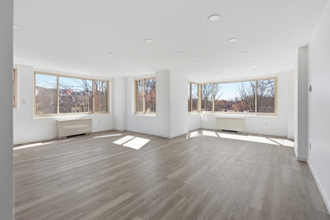 Building Photo - 4000 Tunlaw Rd NW