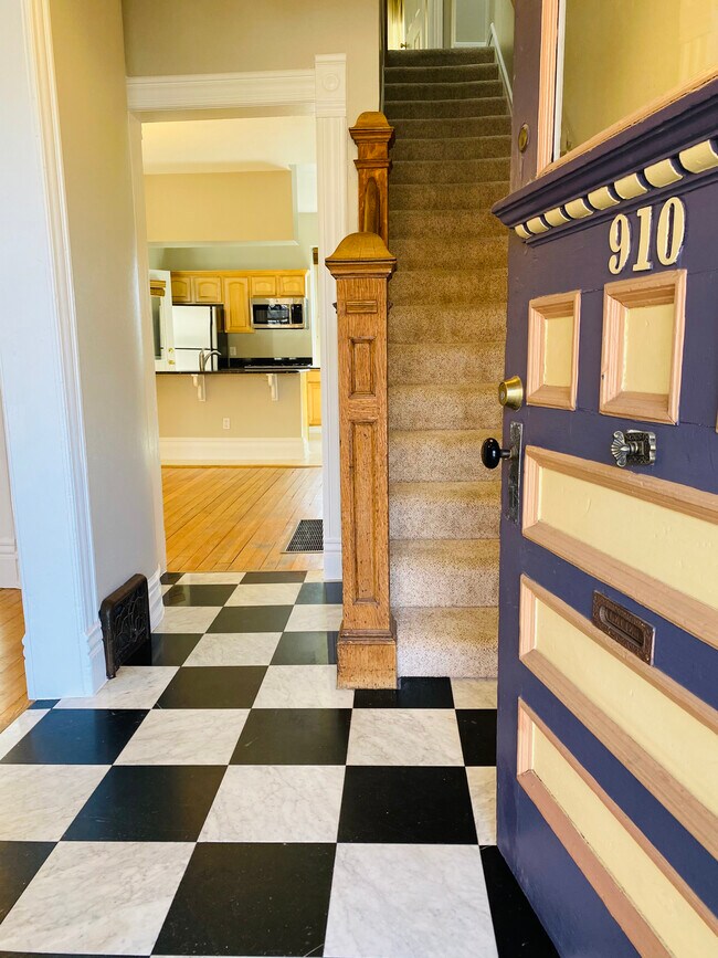 Building Photo - 910 E 20th Ave