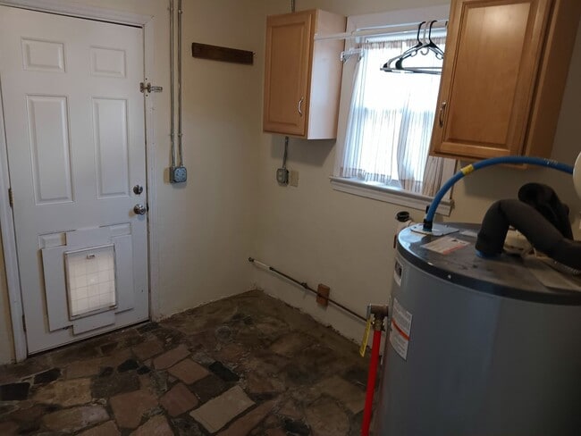 Building Photo - 3 Bedroom / 1 Bath Home - Johnson City, TN