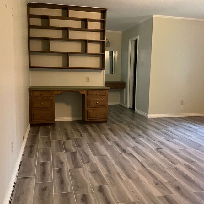 Building Photo - 24291 TX-19