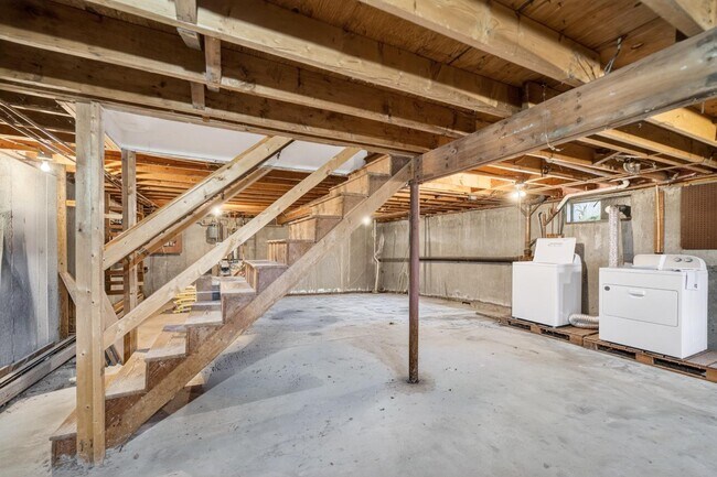 Building Photo - 10 Dewolf Ave