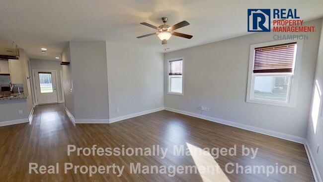 Building Photo - Beautiful Home in Hampstead on Spacious Lot