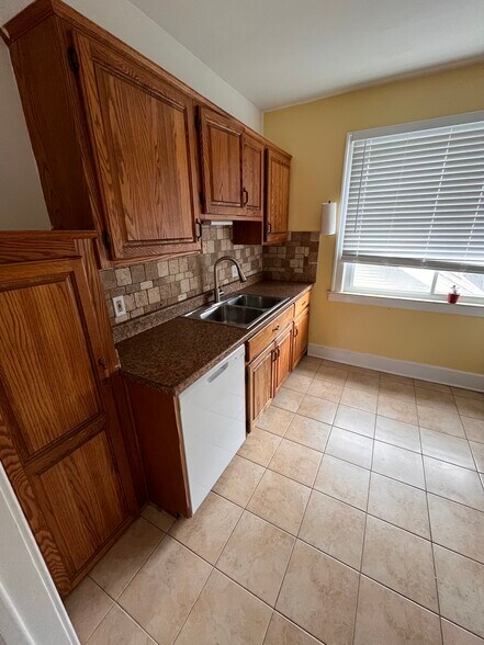 Building Photo - 1333 Beaconsfield Ave