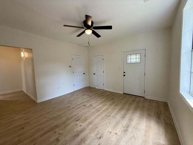 Building Photo - Fully Remodeled 3 Bedroom/1 Bathroom Home ...