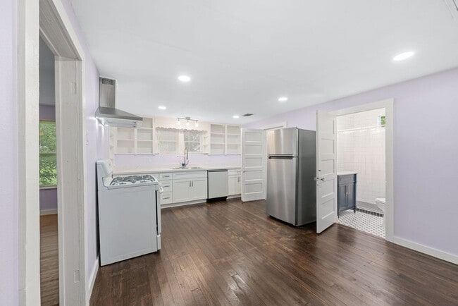 Building Photo - 115 Amundsen St