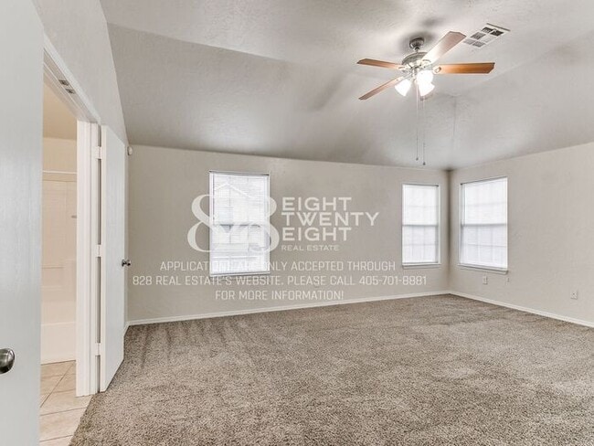 Building Photo - *AVAILABLE NOW!* Spacious 3 Bed/2.5 Bath Duplex Townhome Available in Norman!