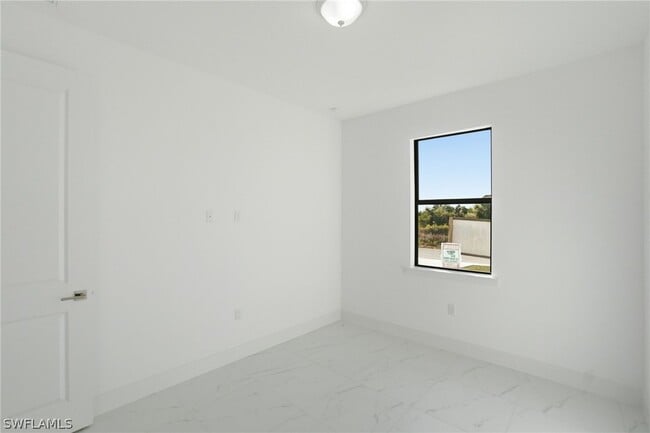 Building Photo - 2404-2406 Mae Ave S