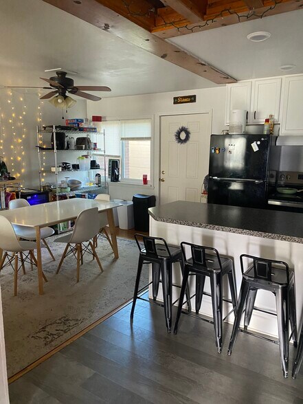 dining room/kitchen - 712 W Beaver Ave