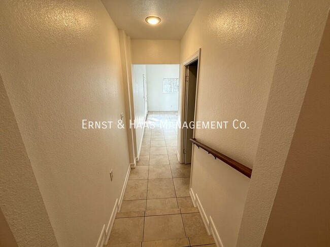 Building Photo - 4723 Blackthorne Ave