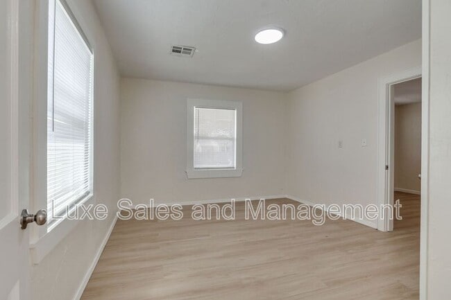 Building Photo - 905 E Rogers St