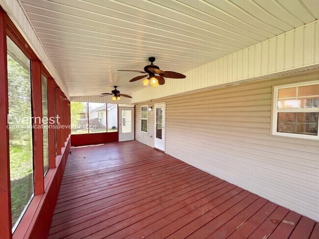 Building Photo - 2836 Roscommon Dr