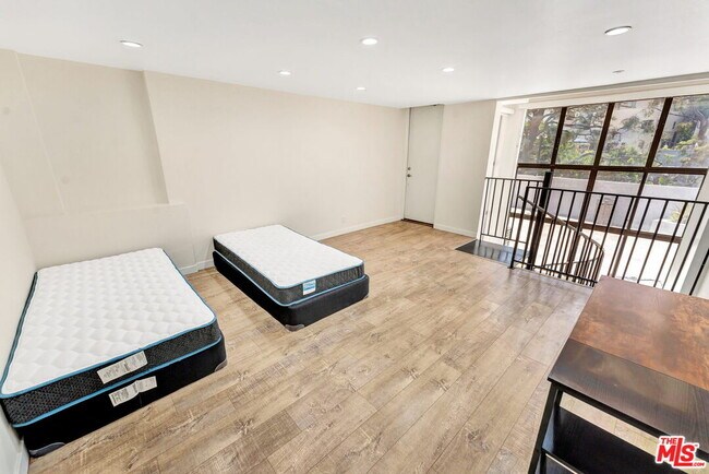 Building Photo - 10982 Roebling Ave