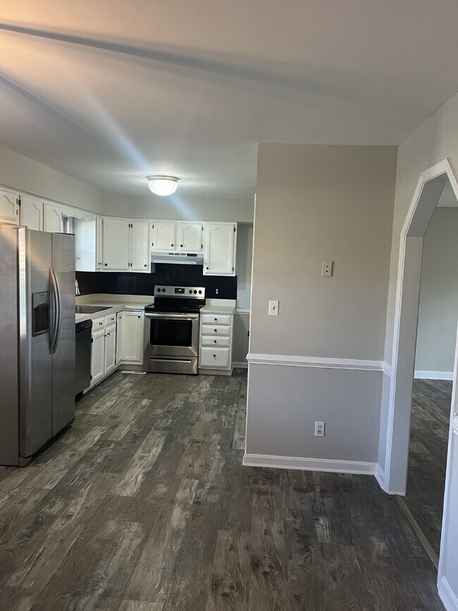 Building Photo - **MOVE-IN SPECIAL** $500 Off of 1st Month's Rent  Charming 3-Bed, 2-Bath Home in Prime Spotsylvan...