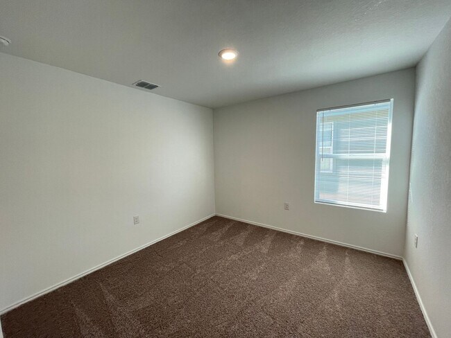 Building Photo - Like-New | 3 bed/2 bath | 1-story | No Carpet | Wonderful Amenities |On Golf Course in Mission De...