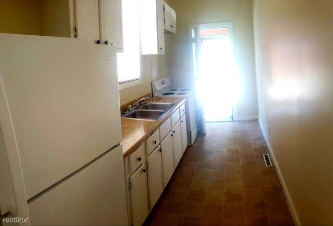 Building Photo - 2 br, 1 bath  - 2211 3rd Ave