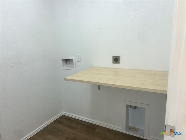 Building Photo - 1203 Kiskadee Branch Dr