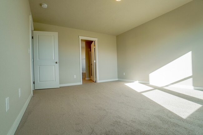 Building Photo - 2814 N Cherry Grove Way